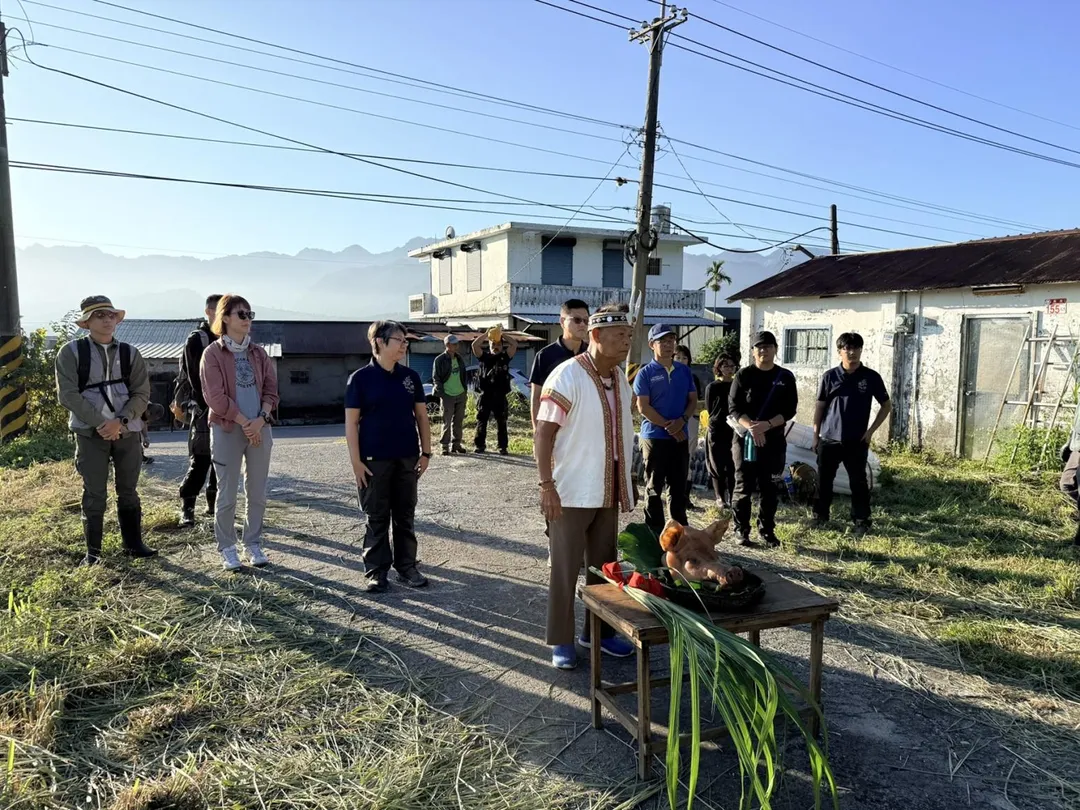 今晨野放前，清水部落何成忠頭目特別為黑熊祈福，祈願人熊彼此平安。（圖／林保署花蓮分署提供）