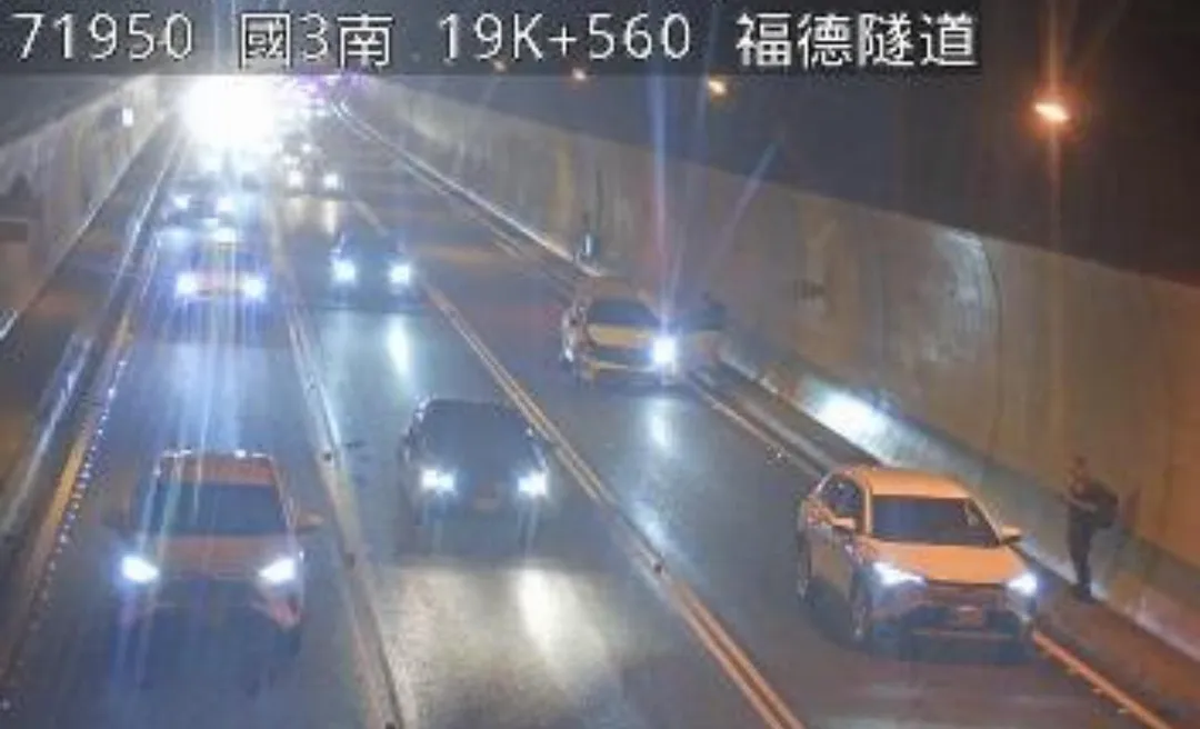 國3福德隧道19.5K處2車追撞。（圖／翻攝自國道公路即時網）