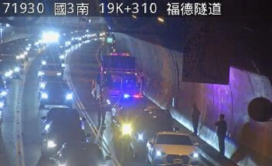 國3福德隧道19.2K處4車追撞。（圖／翻攝自國道公路即時網）