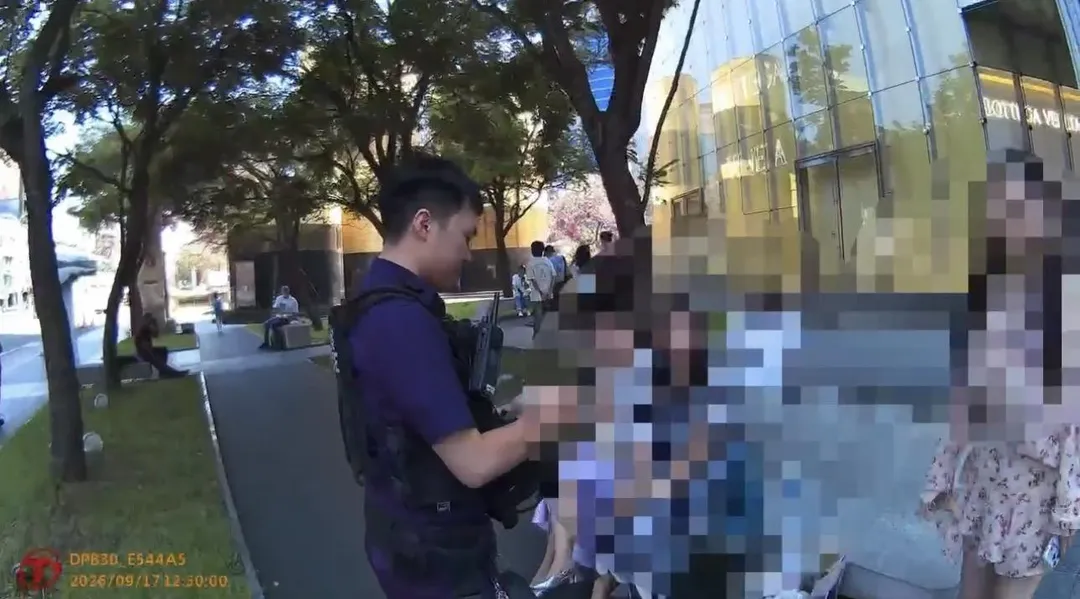 警方到場詢問3名陸籍女子事發經過。(圖/翻攝畫面)