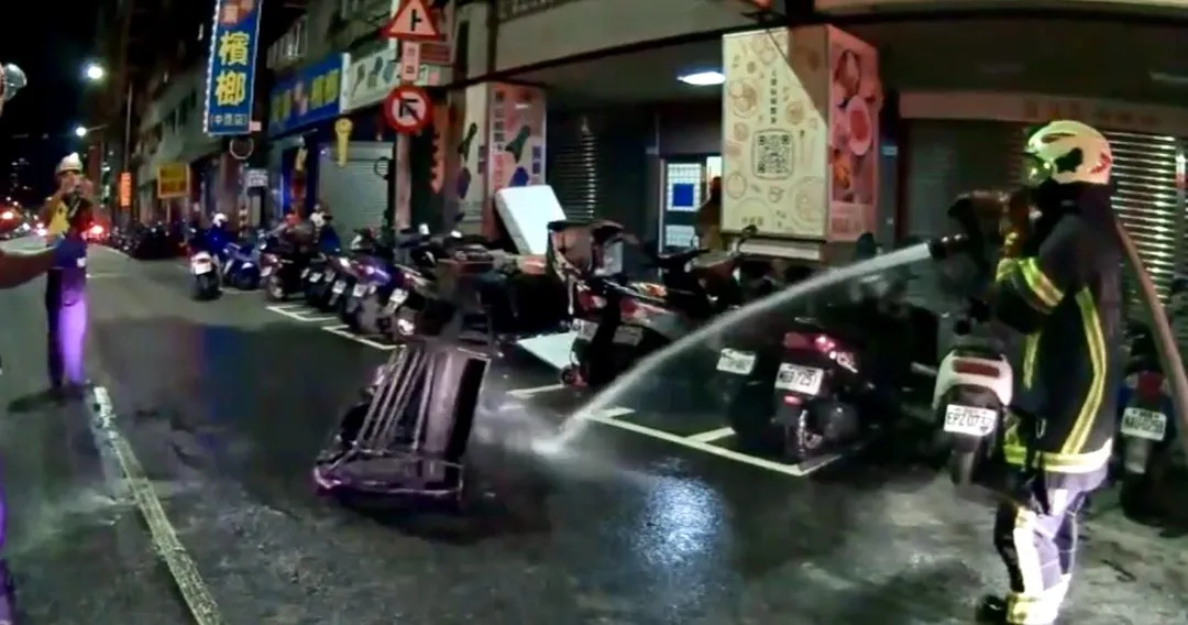 路邊廢棄沙發起火波及4台機車。（圖／翻攝畫面）