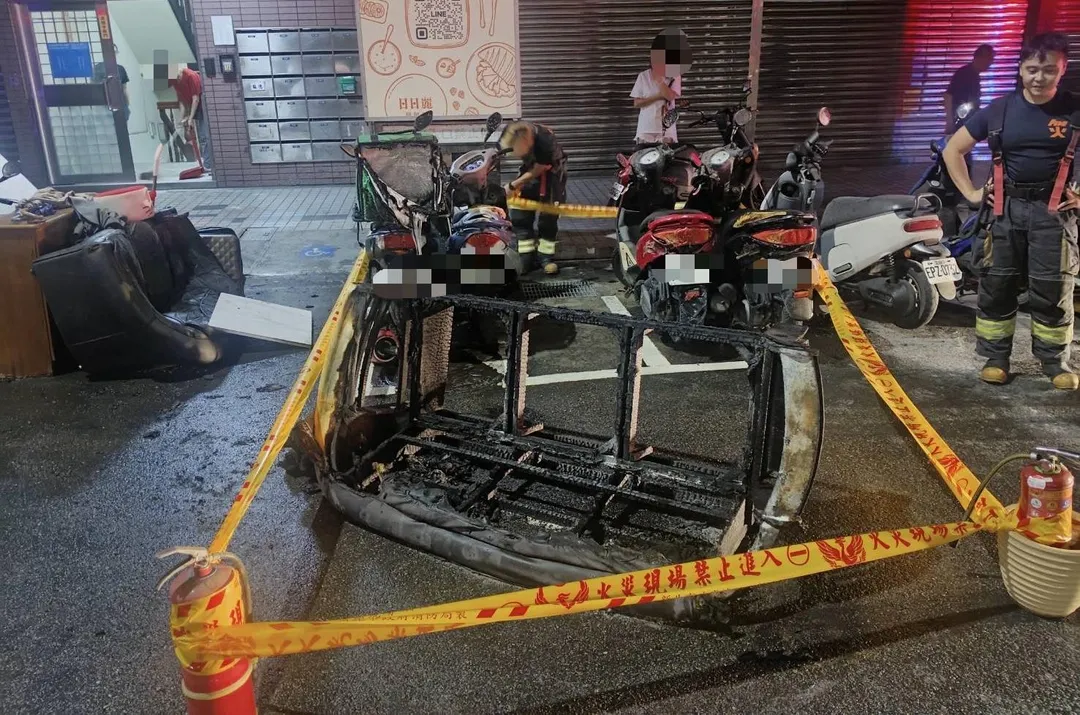停在停車格內4台機車無辜遭殃。（圖／翻攝畫面）