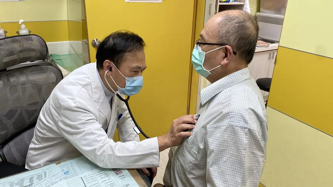 員榮醫院副院長暨腎臟科醫師劉文治用聽診器檢查患者胸部，評估心臟與肺部是否出現腎臟病變引起的肺水腫等併發症。（圖／員榮醫院）