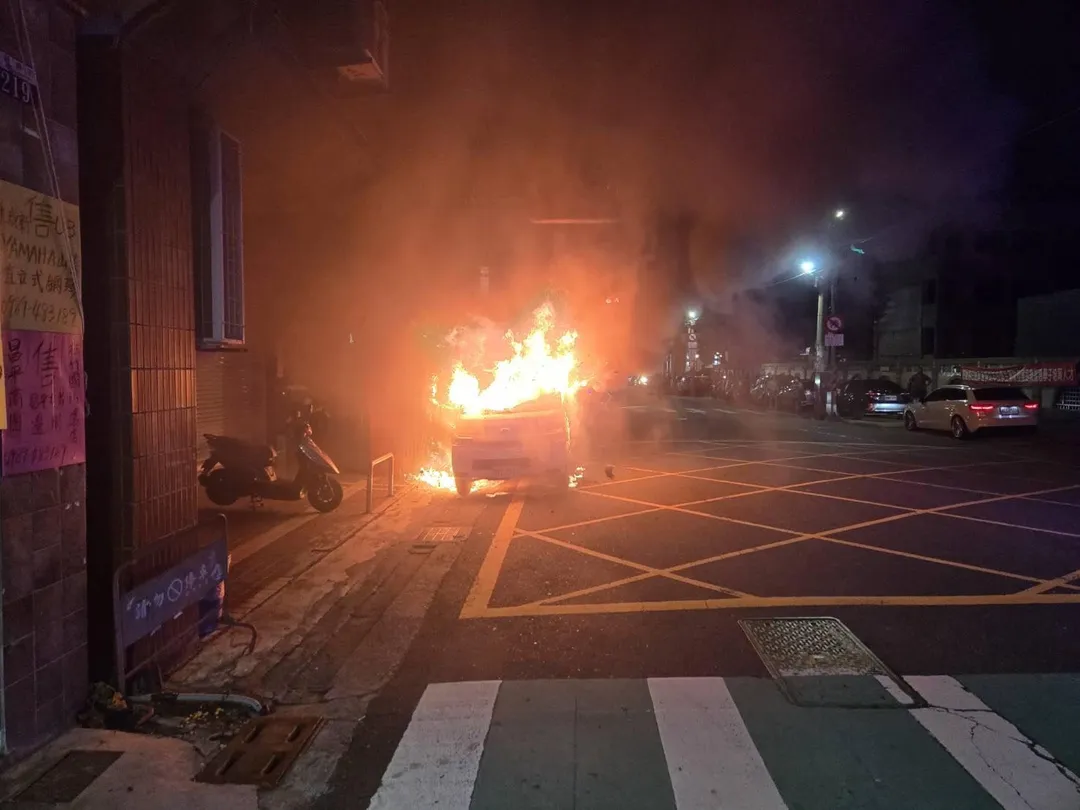 台中烏日一輛載送化學物品的箱型車起火燃燒，猛烈火勢宛如巨大火球。（圖／中天新聞）