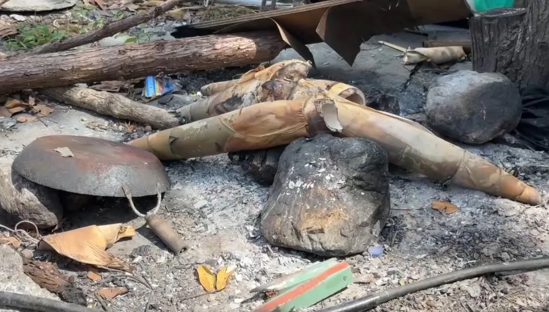 對逾期居留的泰籍移工情侶在工寮烤肉,其中53歲的泰籍男子在點燃汽油燒木材時不慎遭火勢波及。(圖/翻攝畫面)