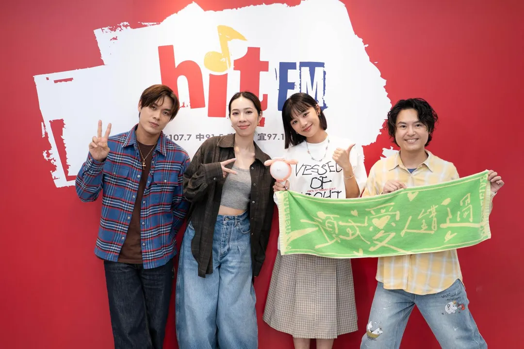 身為粉絲的主持人木木（右二）忍不住在節目中落淚。（圖／Hit Fm聯播網 提供）