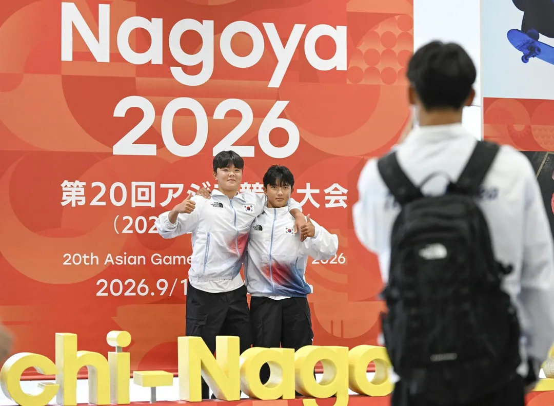 韓國選手在名古屋中部國際機場拍照留念。(圖/美聯社)