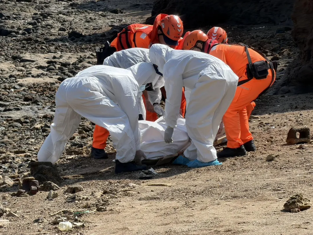 澎湖縣白沙鄉與湖西鄉交界的中正橋旁驚現一具遺體。（圖／海巡署提供）