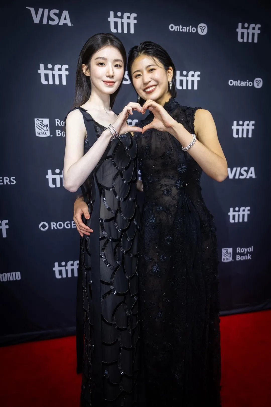 舒華（左）和陳璇（右）在片中飾演姐妹，私下也培養出好感情。（圖／水花電影 提供）