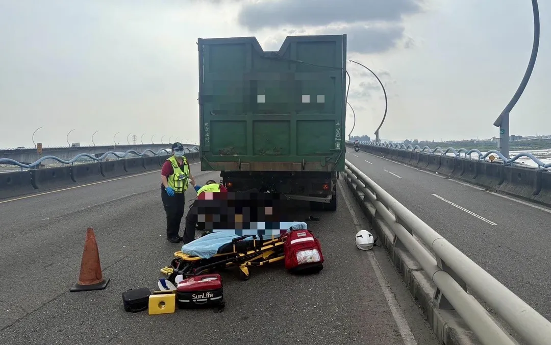 重機車插在貨車車斗下方。(圖/翻攝畫面)