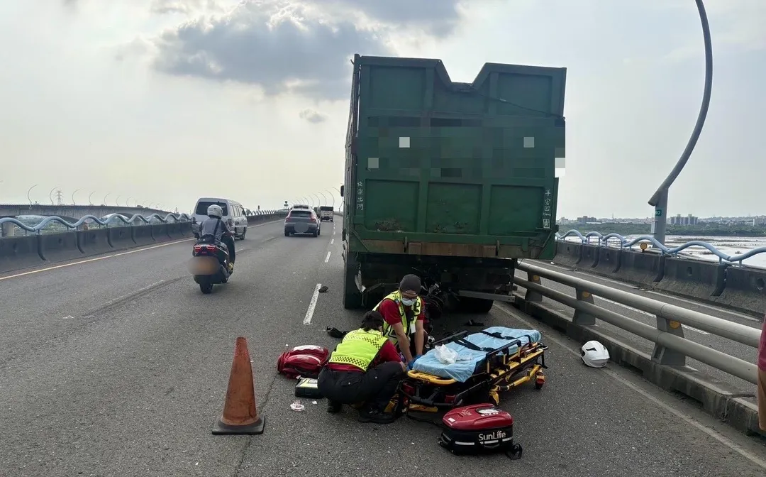 高屏大橋今日下午發生一起死亡車禍。(圖/翻攝畫面)