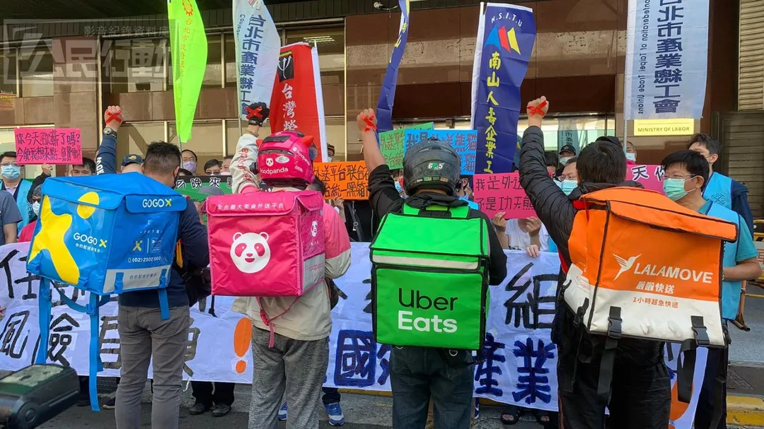 Uber Eats 稱專法上路成本暴增四成,外送工會今(18)日發聲明痛批業者捏造數據、推卸責任。(資料照/台灣外送產業權益協進聯盟提供)