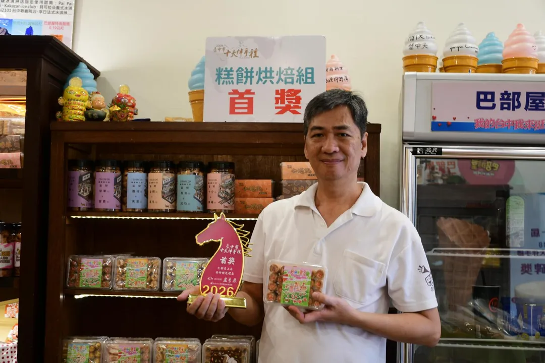 巴部屋工房創辦人許志帆以「莓好時光禮盒」獲得2026台中市十大伴手禮糕餅烘焙組首獎。（圖／李喬智攝）