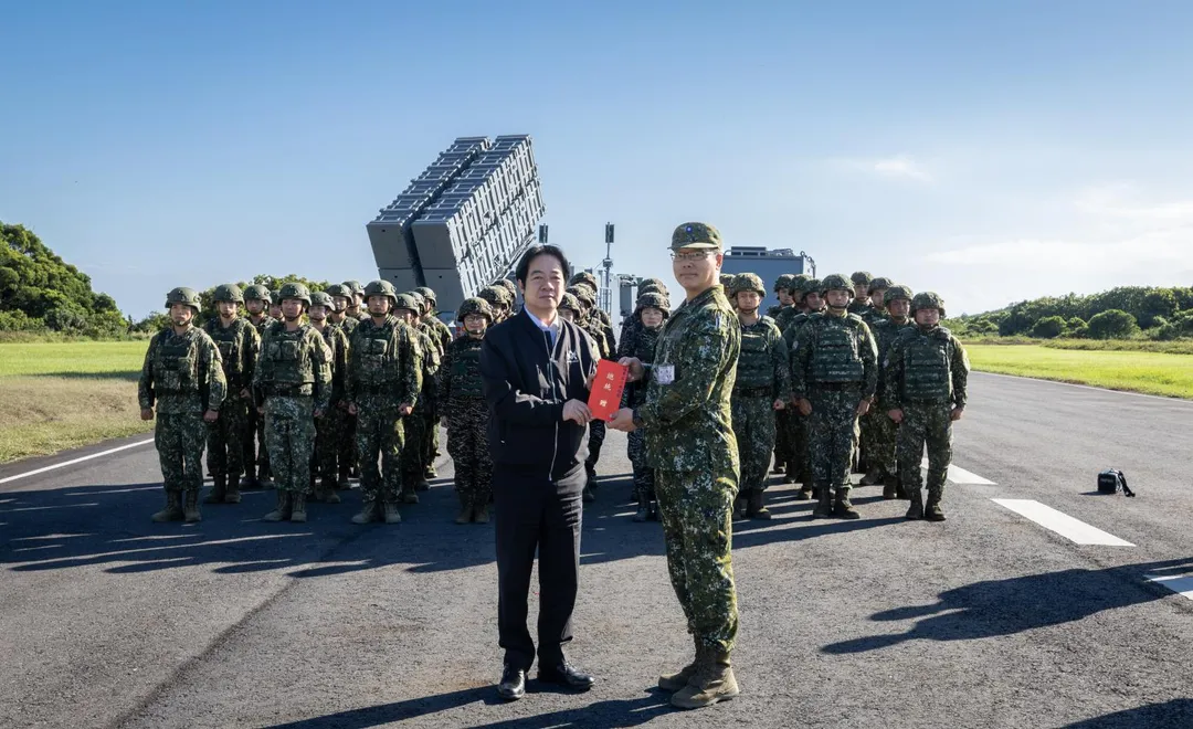 賴清德頒發加菜金慰勉官兵辛勞。背景可見海軍的陸射雄三飛彈發射車。(圖/總統府)