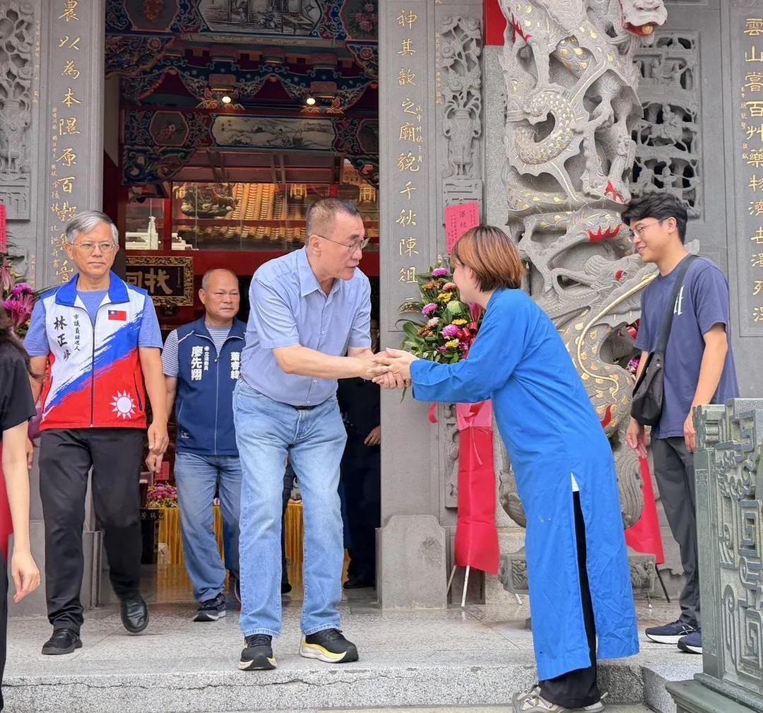 李四川受邀出席瑞芳青雲殿62週年安座入廟紀念日活動，向廟方幹部、志工與現場鄉親握手問候。(圖/李四川競辦提供)