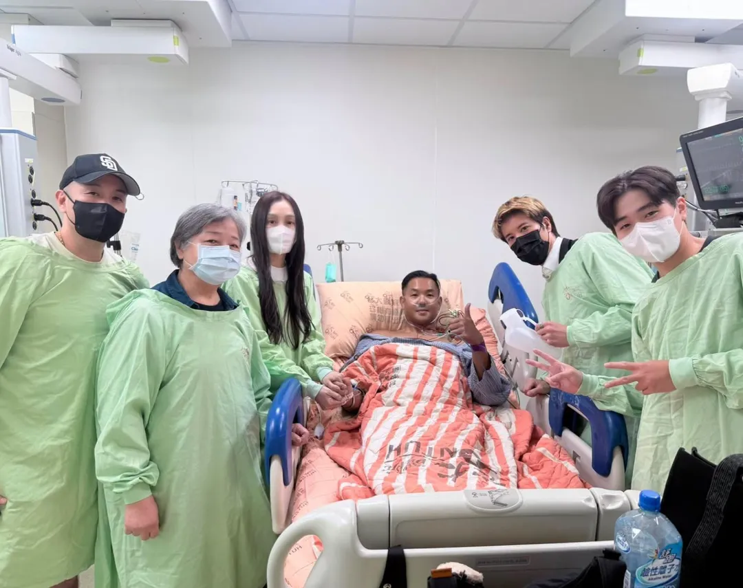 陳建州在社群平台曝光與5名親友的加護病房合照,引發醫療規範與特權爭議。(圖/翻攝黑人陳建州臉書)