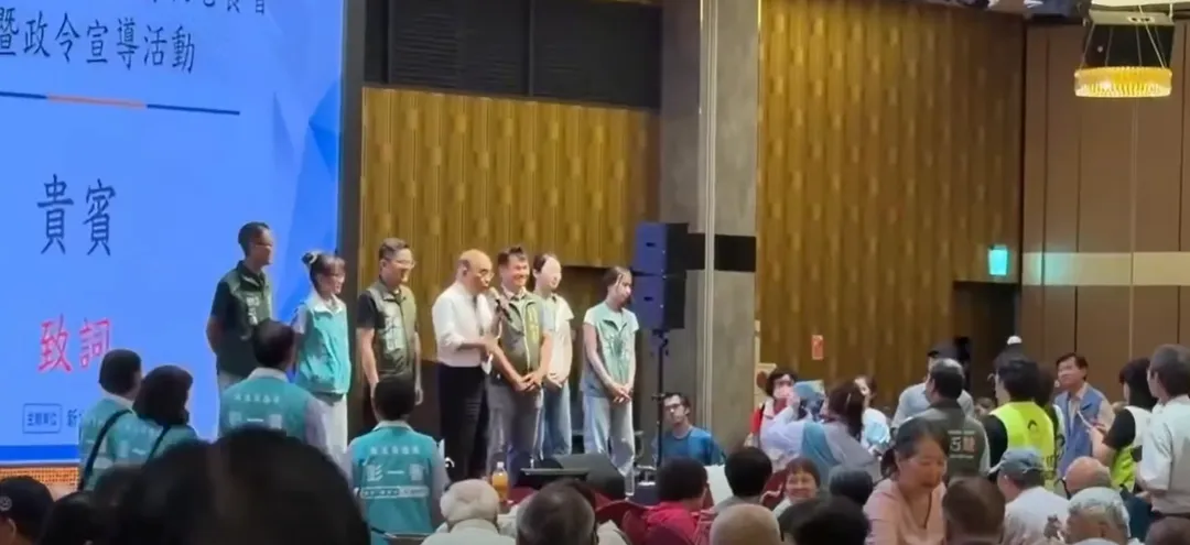 蘇貞昌致詞時稱「代表蘇巧慧」,鄧凱勛質疑,選舉還要監護人?(圖/翻攝鄧凱勛臉書)