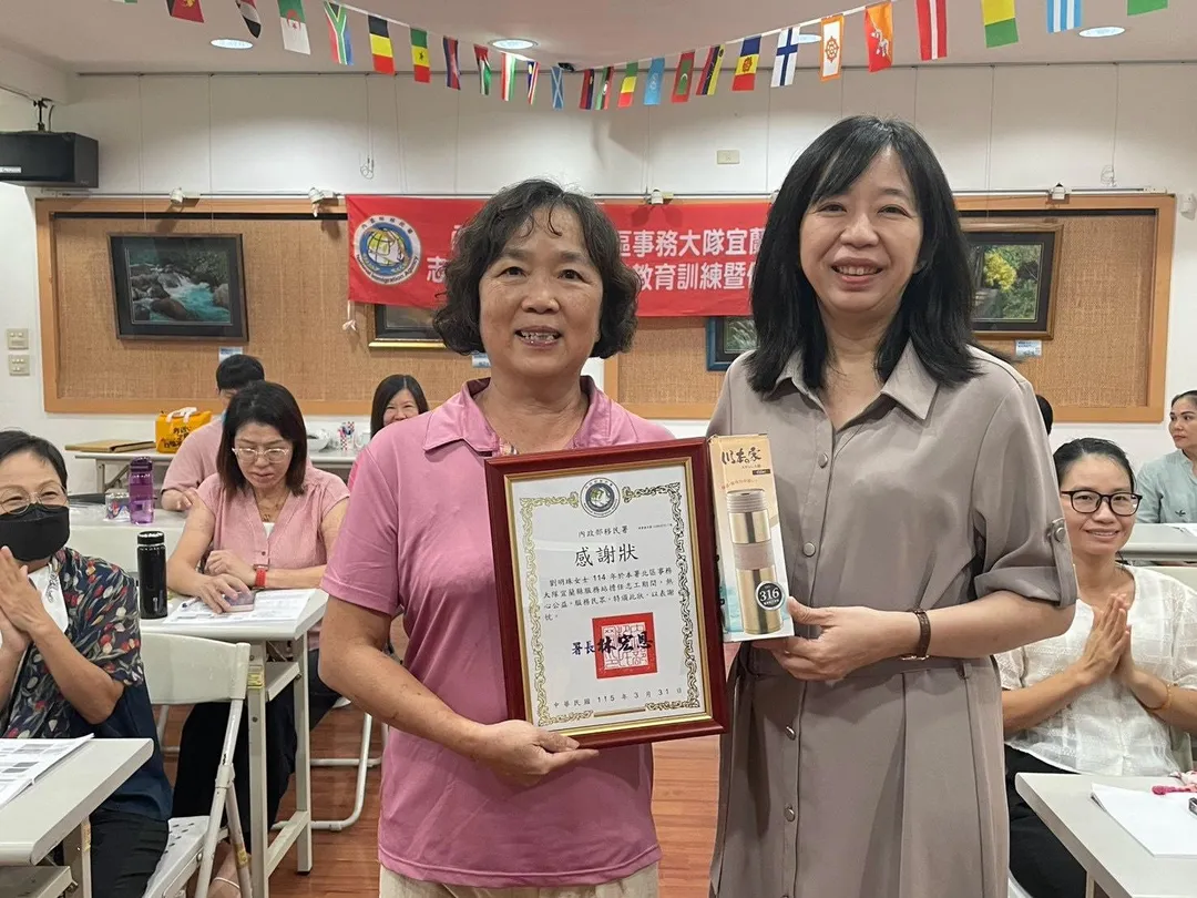 宜蘭縣服務站 115 年度資深優良志工劉明珠女士(左)