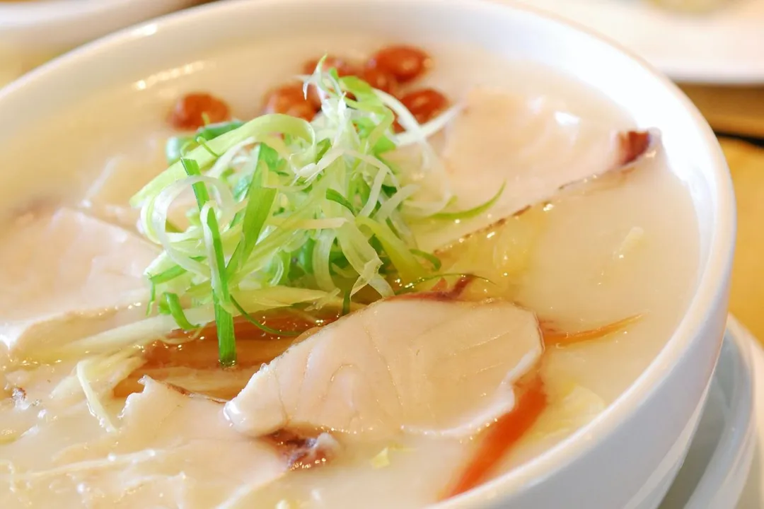 生滾粥是香港經典地道美食代表之一,以即點即煮方式呈現鮮味。(圖/國泰航空提供)