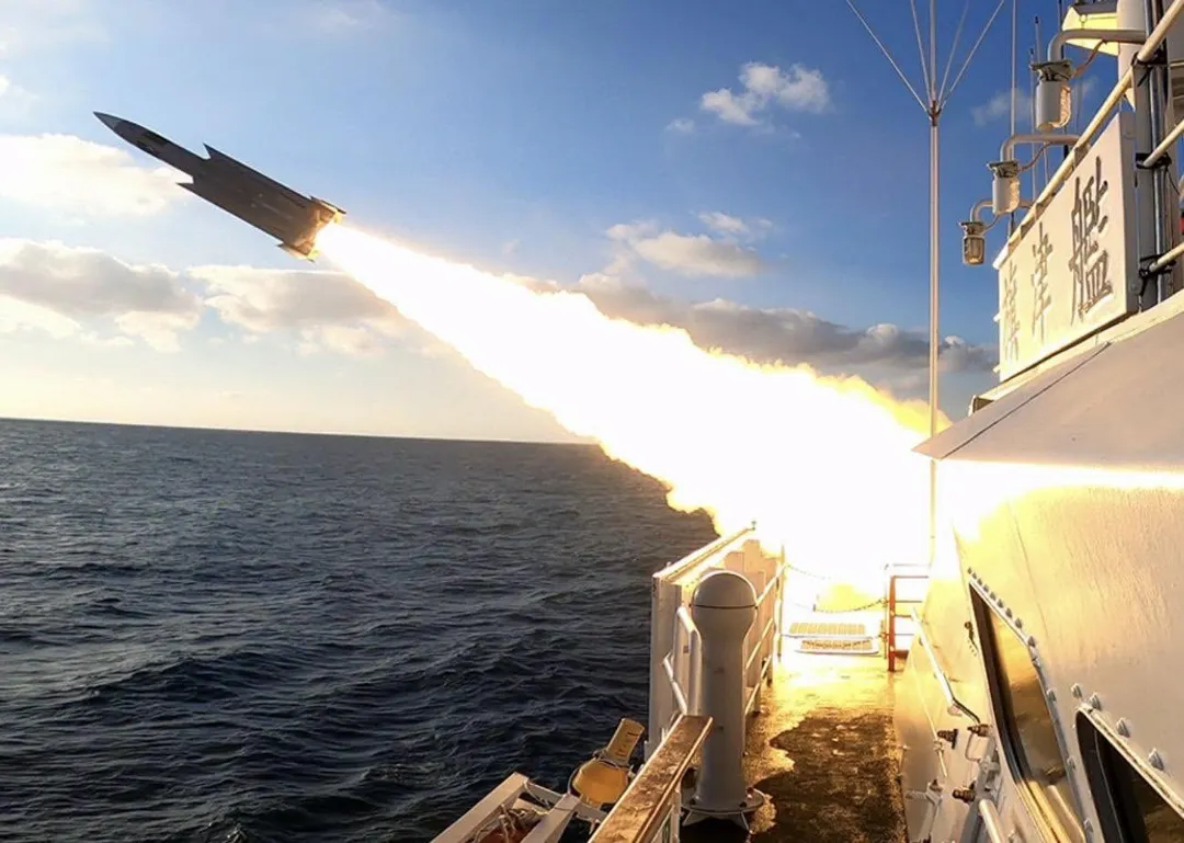 海巡「旗津艦」首度發射雄三飛彈,精準命中靶艦。(圖/管碧玲臉書)