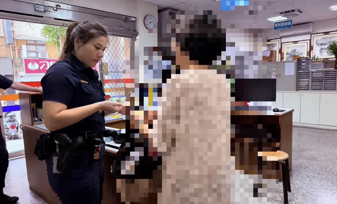 婦人感謝警方幫忙找回亡夫項鍊。(圖/翻攝畫面)