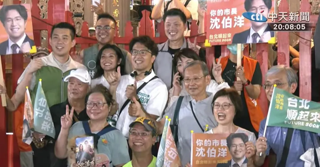 民進黨台北市長參選人沈伯洋18日晚間到景美夜市掃街在集應廟前和民眾合影。(圖/中天新聞)