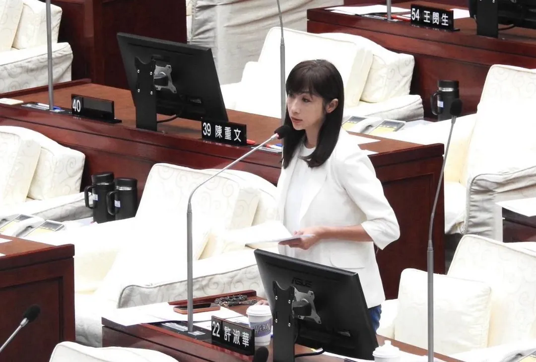 許淑華昨爆料,有攤商在其攤車上放民進黨台北市長參選人沈伯洋的小文宣,居然收到北市府的公文。(圖取自許淑華臉書)