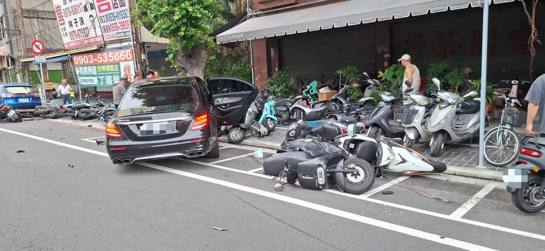 黑色賓士失控衝撞路旁汽機車，現場一片狼藉。（圖／警方提供）