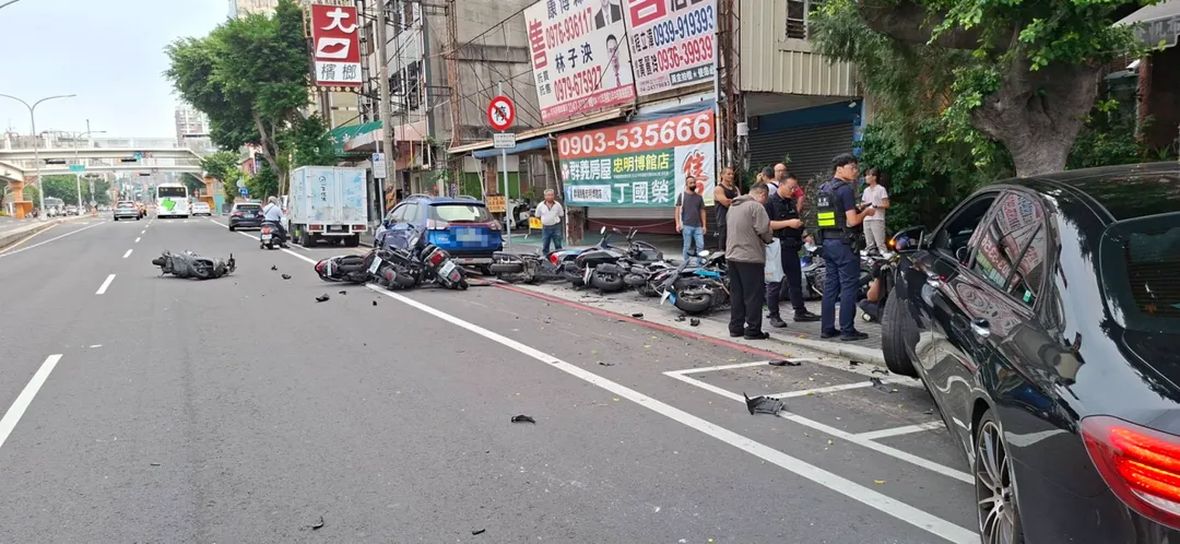 台中崇德路車禍波及28輛汽機車，警方到場處理。（圖／警方提供）
