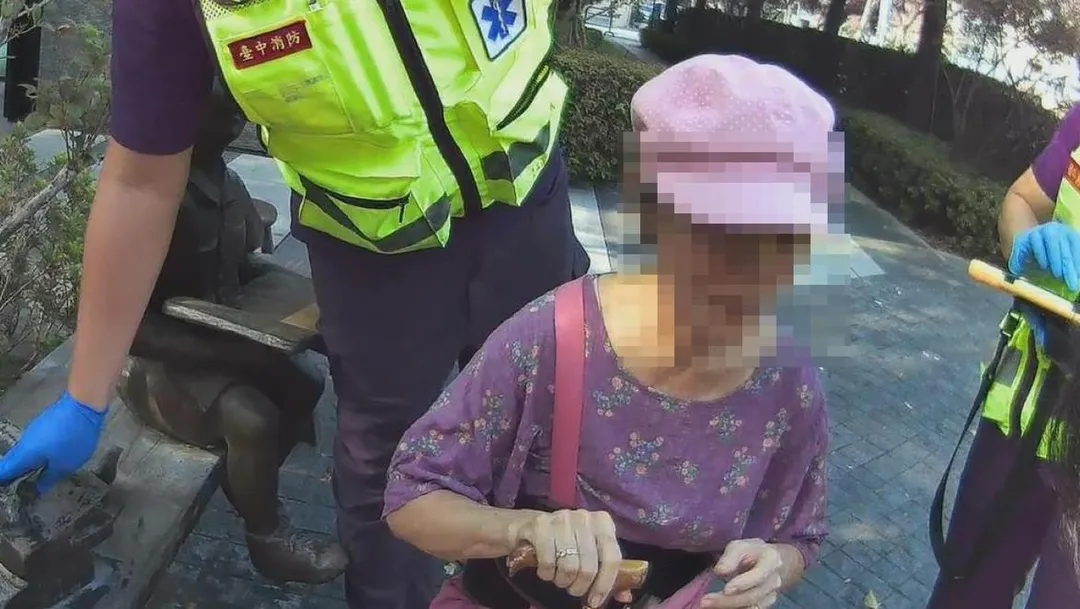 63歲蕭姓婦人街頭跌倒,台中員警一路護送返家。(圖/警方提供)