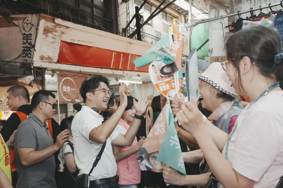 沈伯洋掃街拜票,受到支持者熱情歡迎。(圖/沈伯洋競辦提供)
