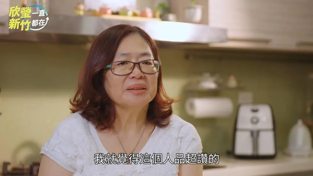 曾在新竹縣議會擔任廚房阿姨的曾惠華分享,她眼中的徐欣瑩做事不居功,只在乎建設能否真正改善百姓生活,也對徐欣瑩長年孝順母親、投入地方服務留下深刻印象。(圖/徐欣瑩辦公室提供)
