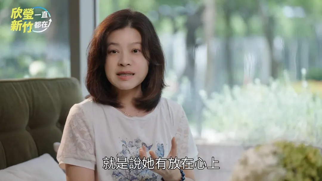 全職志工媽媽吳珮瑜回憶,過去為地方兒童教室爭取設備時,徐欣瑩主動協助籌措經費,讓她感受到徐欣瑩「不一定先說,但會把事情放在心上、想辦法解決」的做事態度。(圖/徐欣瑩辦公室提供)