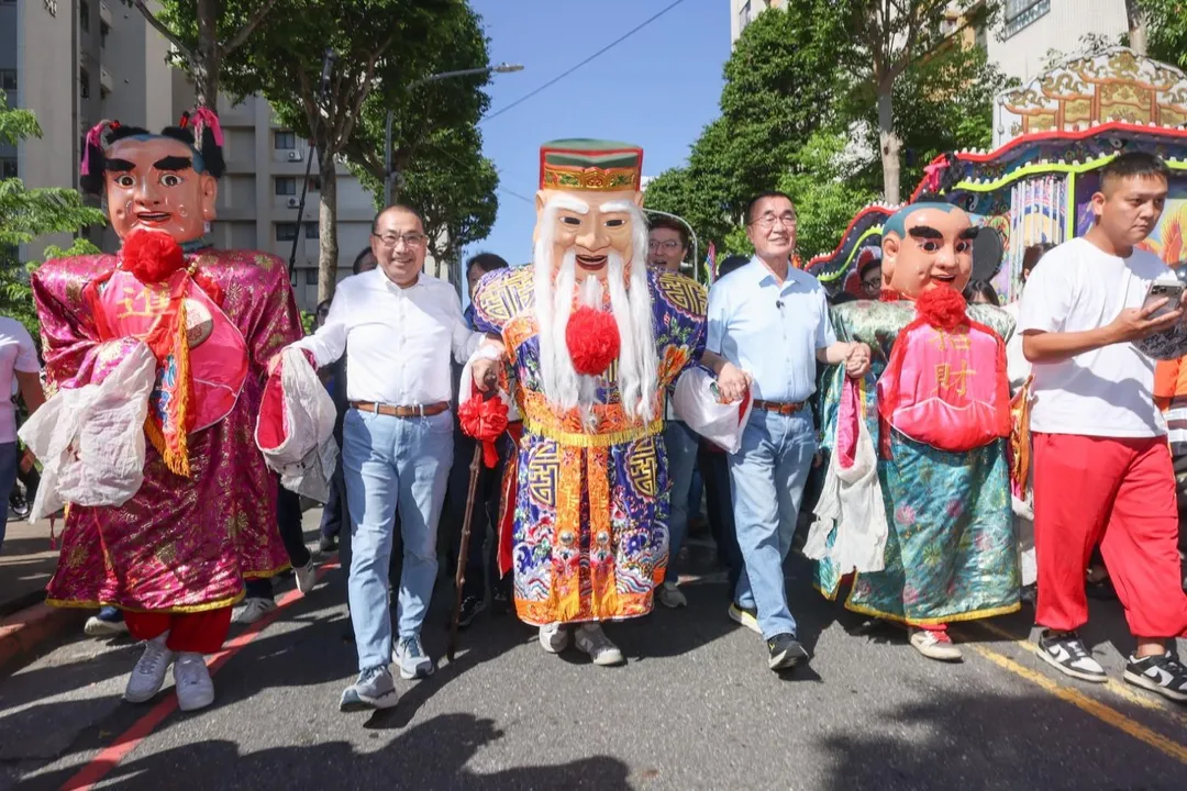 李四川今（19）日與侯友宜出席中和土地公遶境祈福嘉年華，李四川與侯友宜抵達時，現場聚集大批人潮，在地里長及眾多鄉親熱情相迎，現場響起「侯市長加油」、「李四川凍蒜」的吶喊聲。