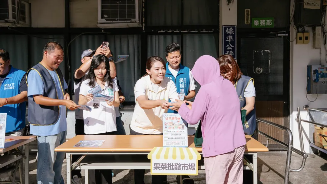 高虹安今日一早特別前往新竹果菜批發市場發放加倍券。(圖/新竹市府)