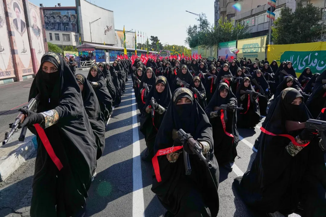 伊朗數十萬人走上街頭，宣示願意接受軍事訓練、保衛國家。（圖／美聯社）