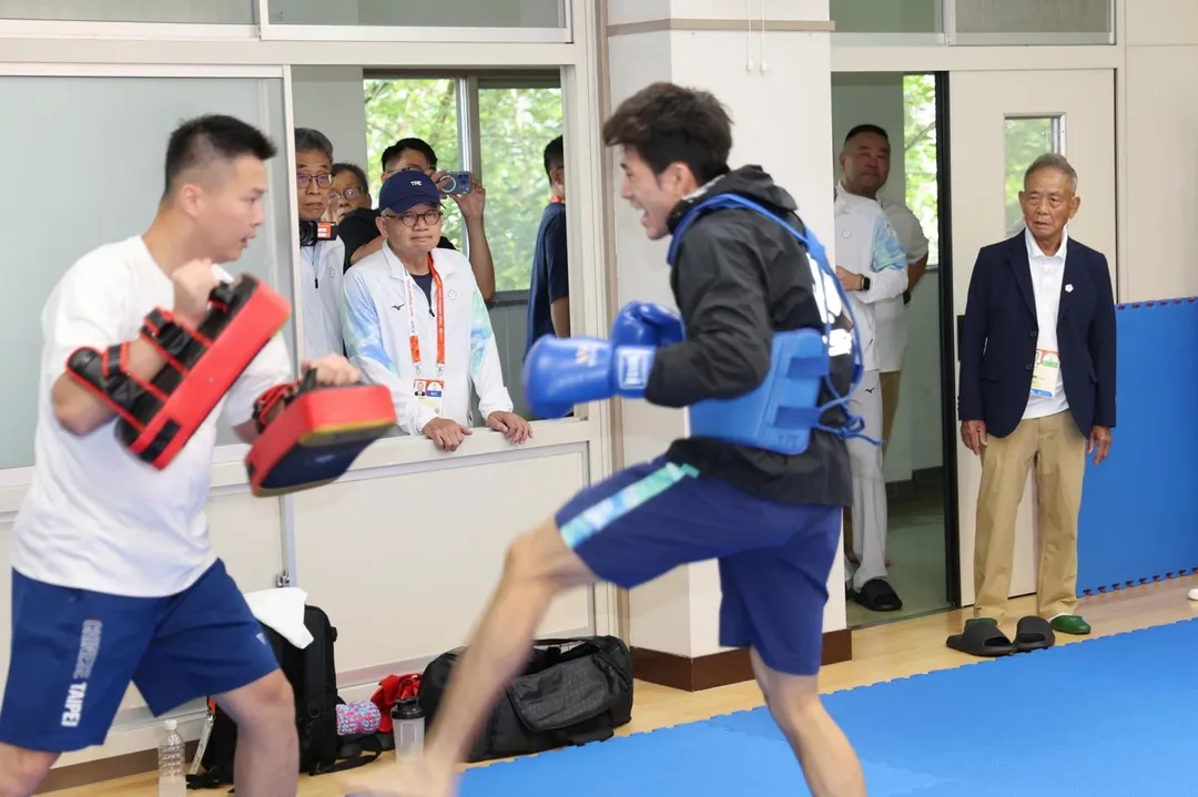 行政院吳誠文政務委員及貴賓訪視選手訓練情形。（圖／運動部提供）
