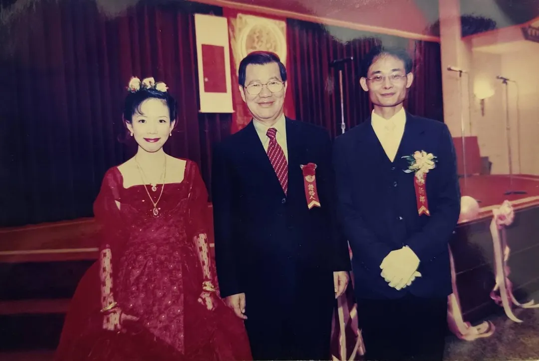 蕭萬長(中)擔任行政院長時為當時為廣播人的潘美緣(左)證婚。(圖/翻攝潘美緣臉書)