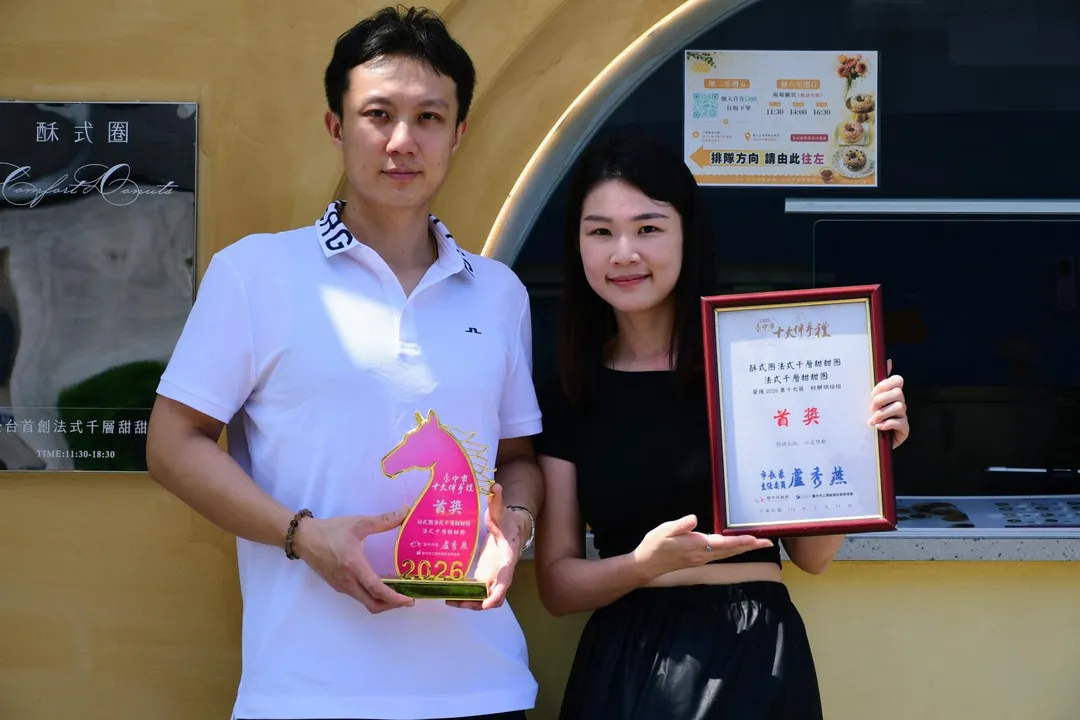 酥式圈由邱智宸（左）及李妍筑（右）攜手創立，在梧棲打下一片江山。（圖／李喬智攝）