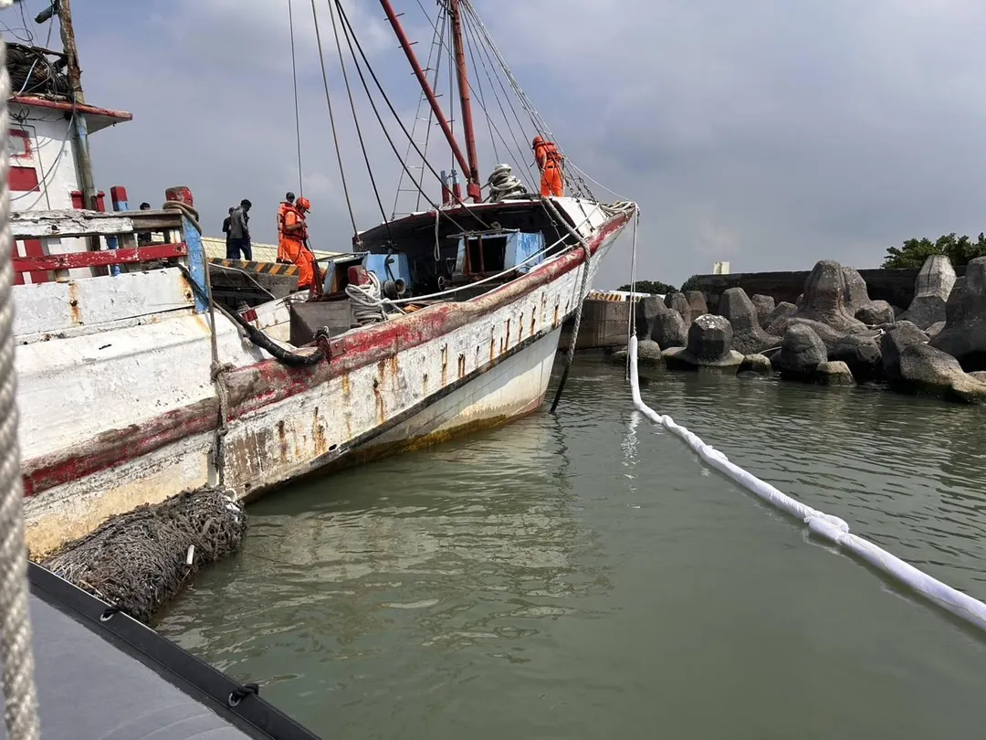 經現場持續布設吸油棉索,上午10時20分順利完成水面圍阻,油污已獲全面控制,未進一步蔓延。(圖/海巡署提供)