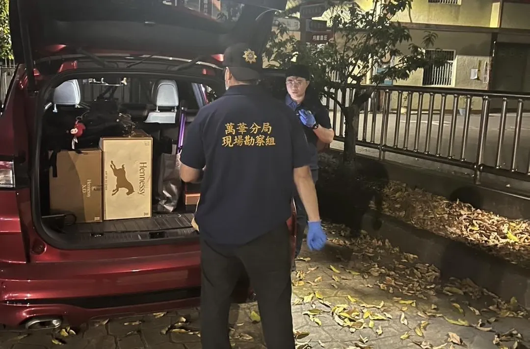 男子載運屍體的紅色車輛。（圖／翻攝畫面）