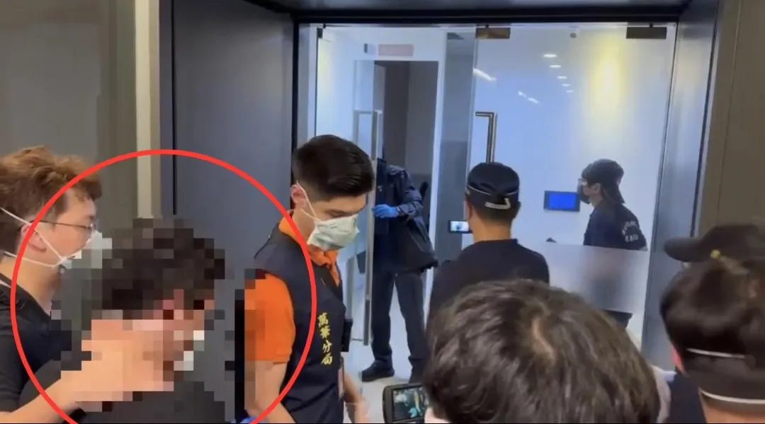 警方押解嫌犯到台中尋獲遺體。(圖/翻攝畫面)