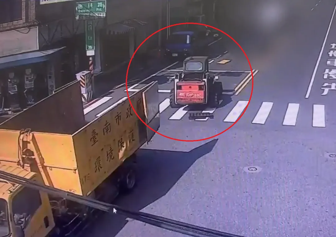 台南市南區興隆路一帶發生環保局「小山貓」從車斗上滑落的事件,巨大聲響嚇壞附近居民。(圖/翻攝畫面)