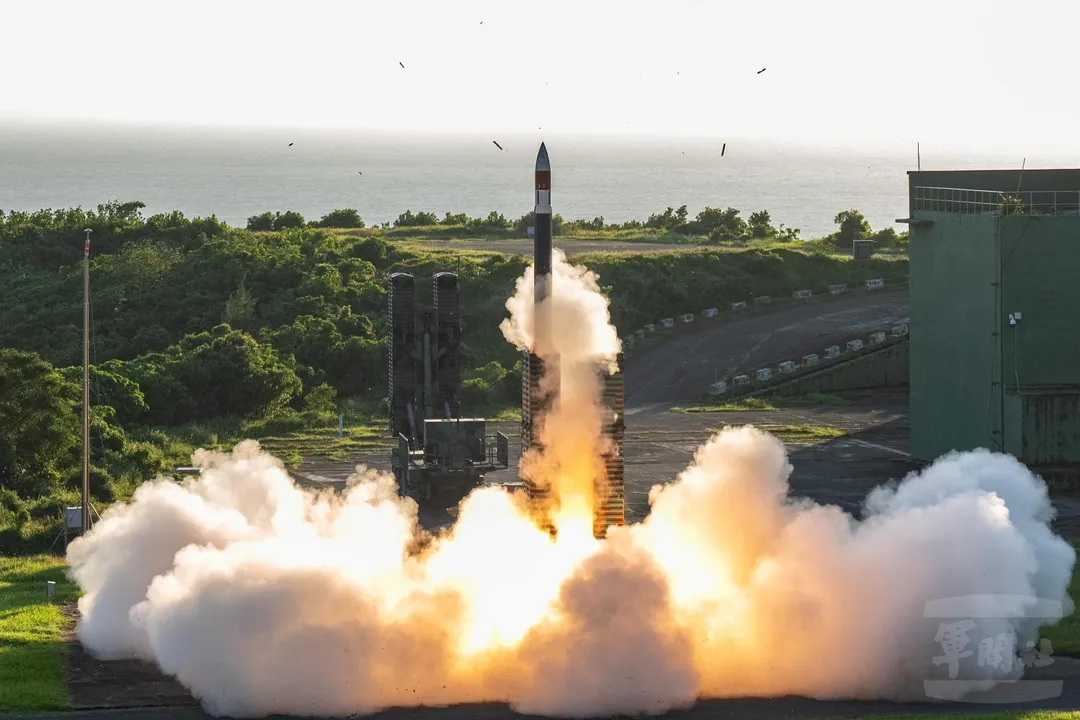 空軍發射天弓三型防空飛彈。(圖/軍聞社)
