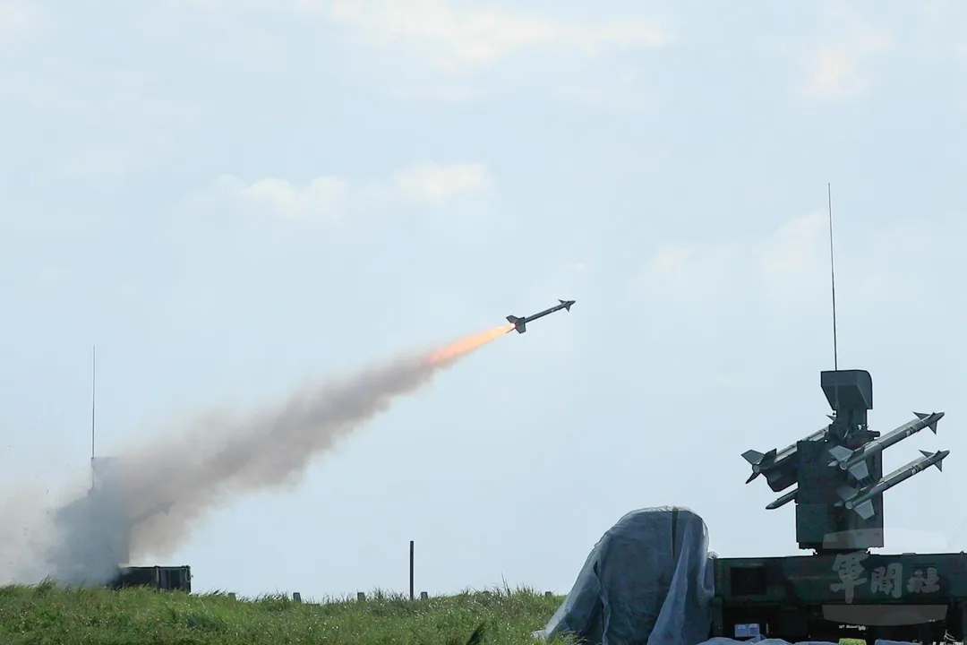 空軍捷羚防空系統發射劍一地對空飛彈。(圖/軍聞社)