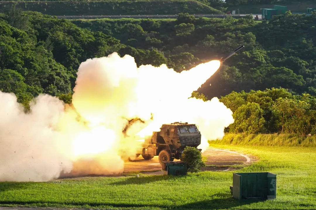 陸軍海馬士多管火箭系統發射訓練火箭彈。(圖/軍聞社)