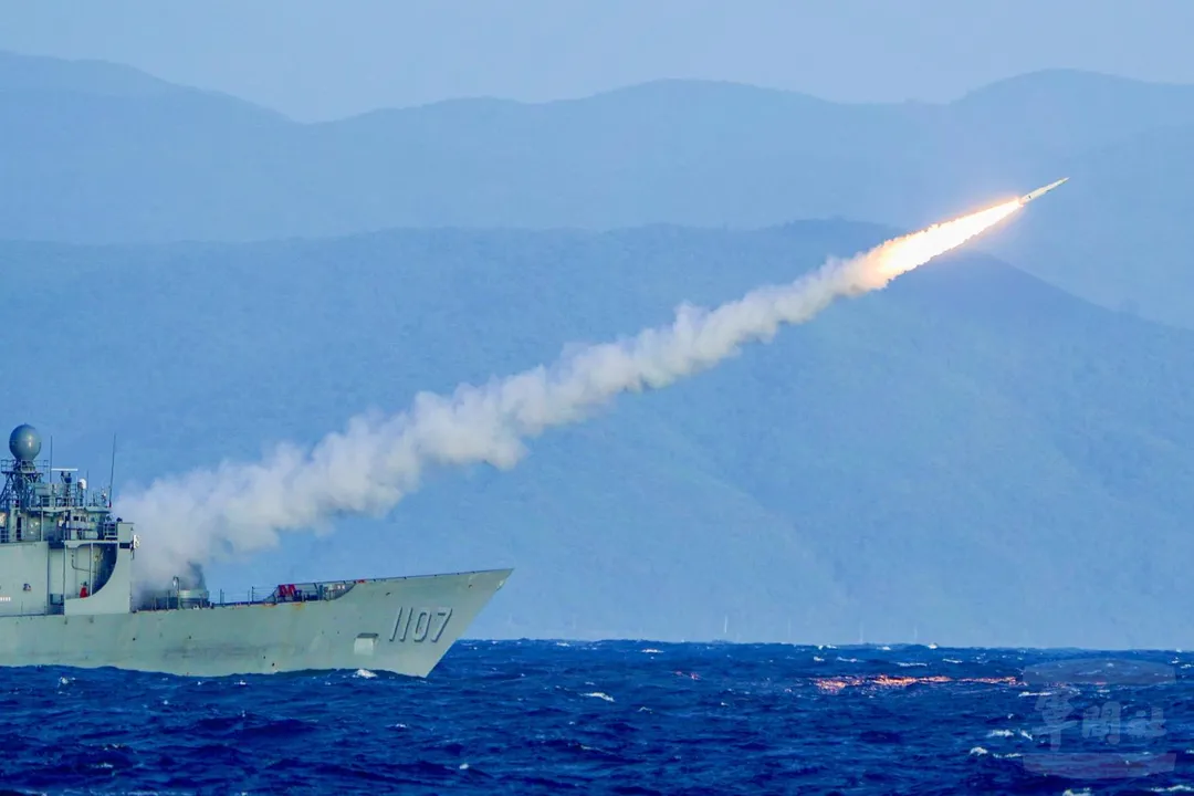 海軍子儀號巡防艦發射標準一型艦對空飛彈。(圖/軍聞社)