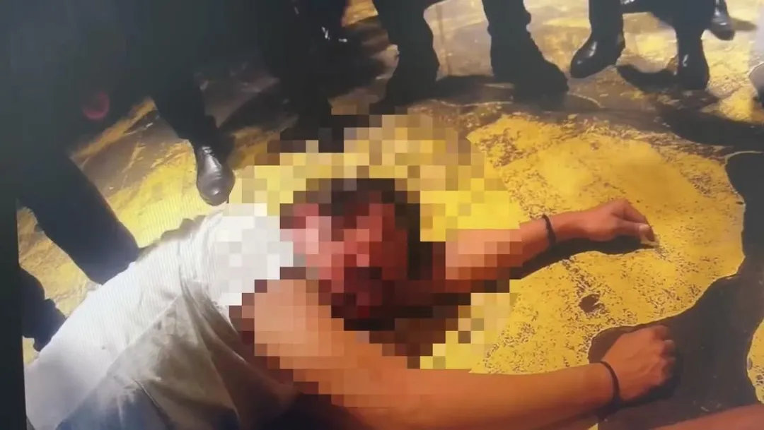 男子在花博酒醉鬧事爛醉趴在地上。(圖/翻攝畫面)