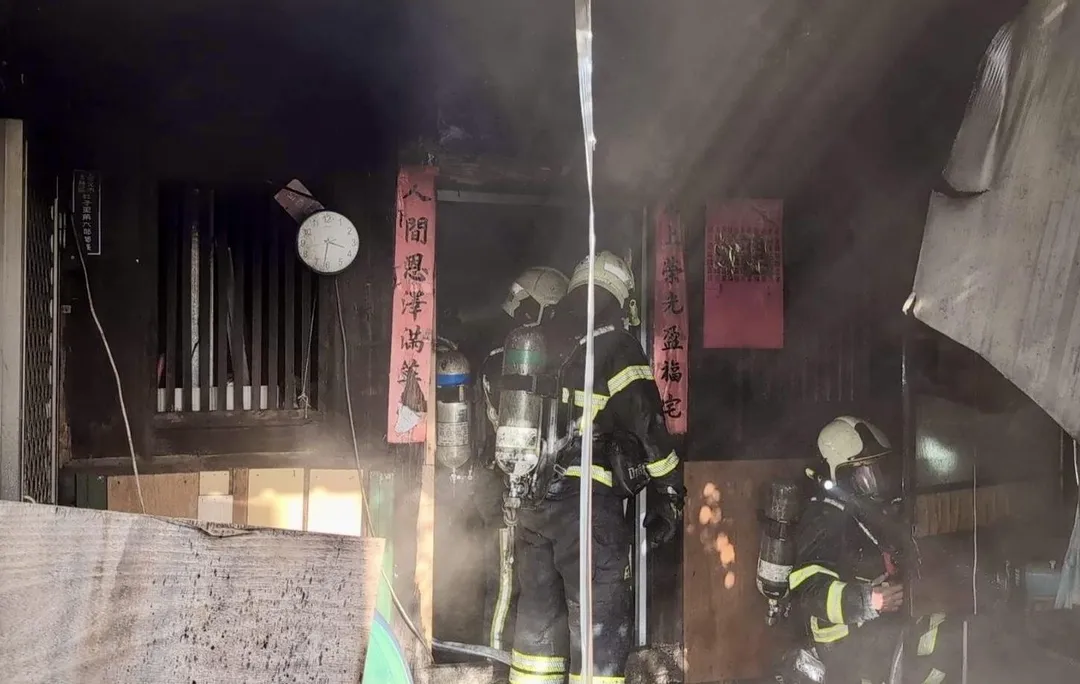 北市士林今日發生一起縱火案。(圖/翻攝畫面)