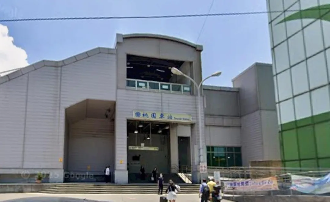 男子涉偷拍性騷擾在桃園車站遭警方查獲。（圖／翻攝自Google map）